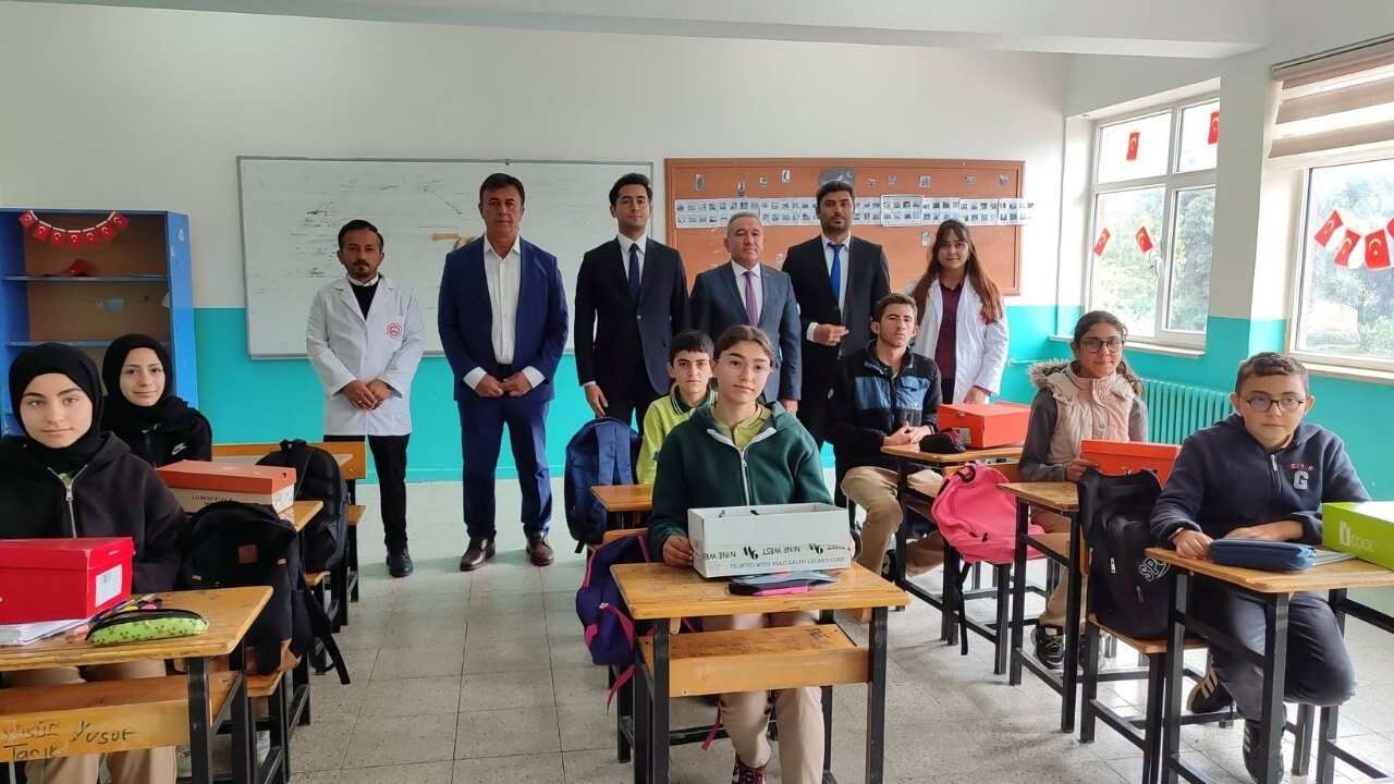 Kadışehri’nin Evlatları İçin El Ele! Okullarda Ayakkabı Dağıtımı Geçekleştirildi