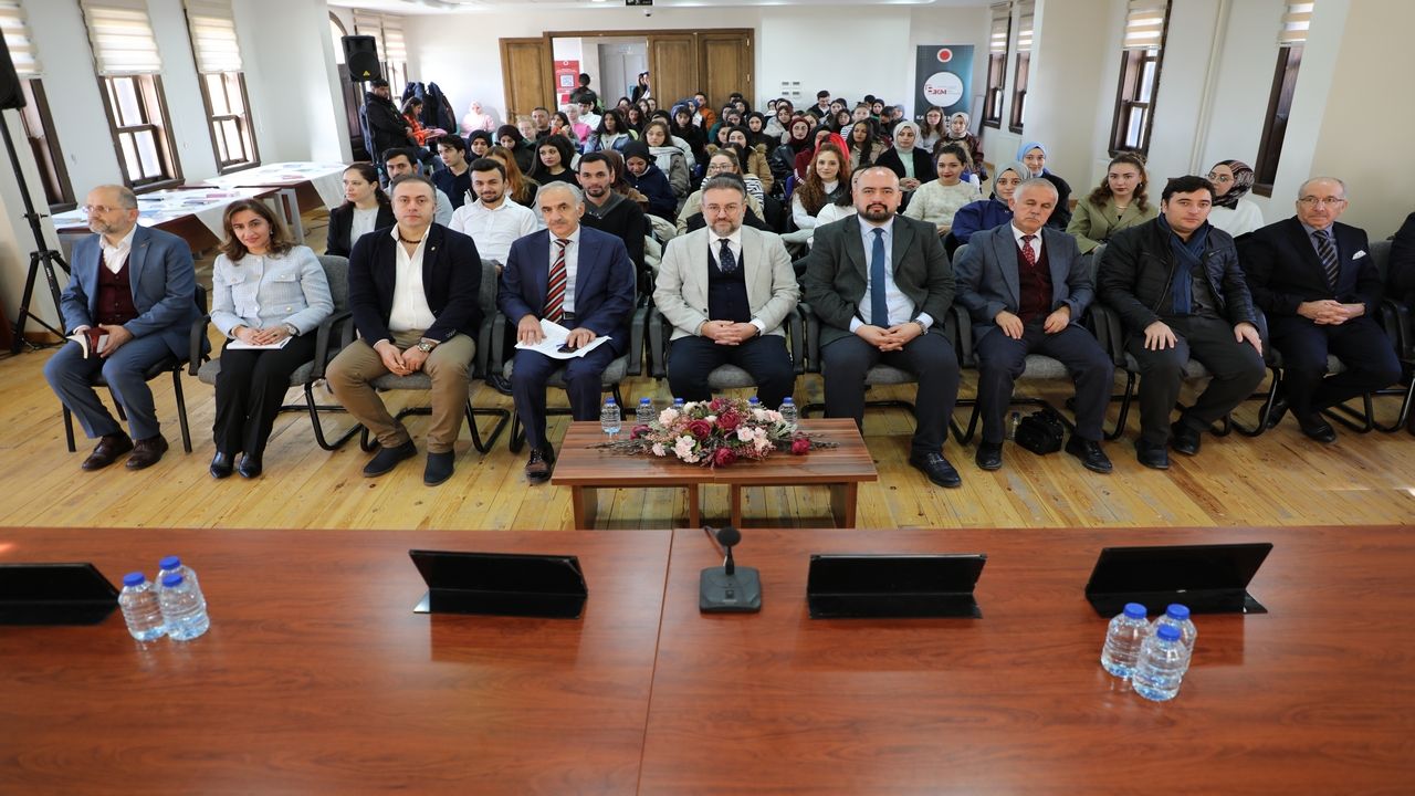 Sezen Aksu'nun Albümüne Adını Veren Şiiri Yazmıştı Yozgat'ta Doğan Şairin Adı Memleketinde Nerede (3)