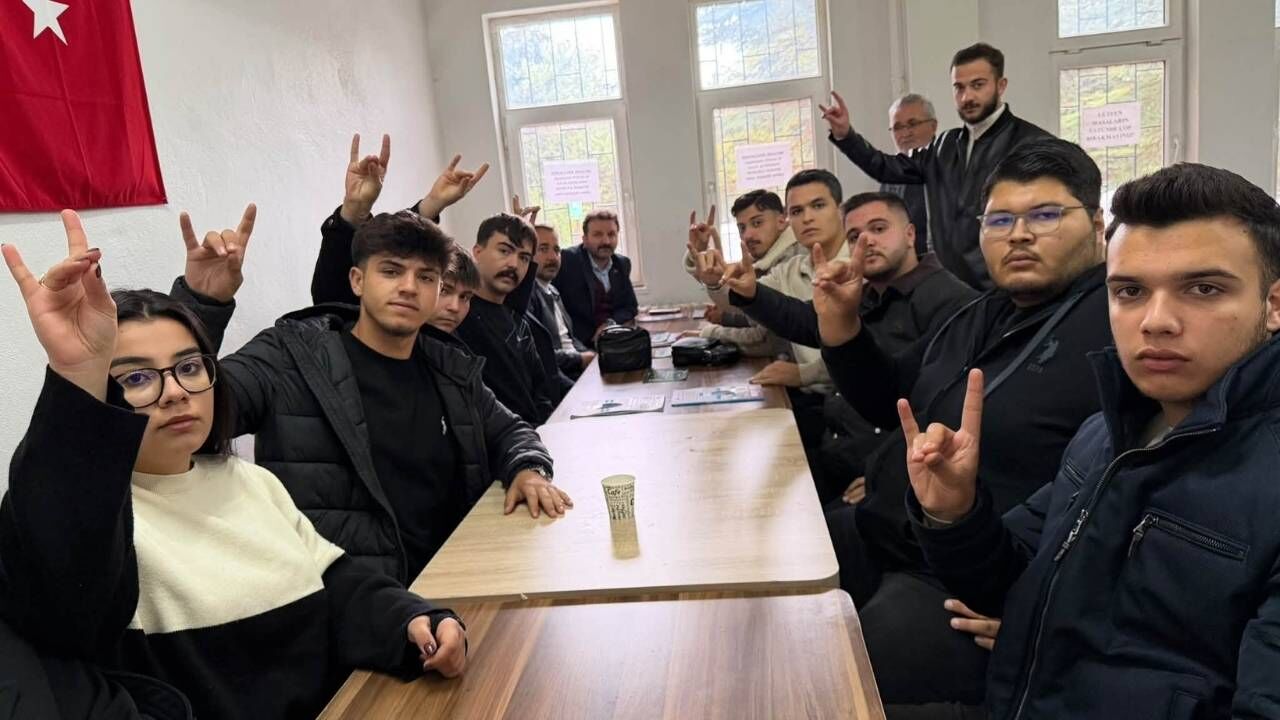 Ülkü Ocakları Yozgat İl Başkanı Fatih Akgül Üniversiteli Gençlerle Buluştu!
