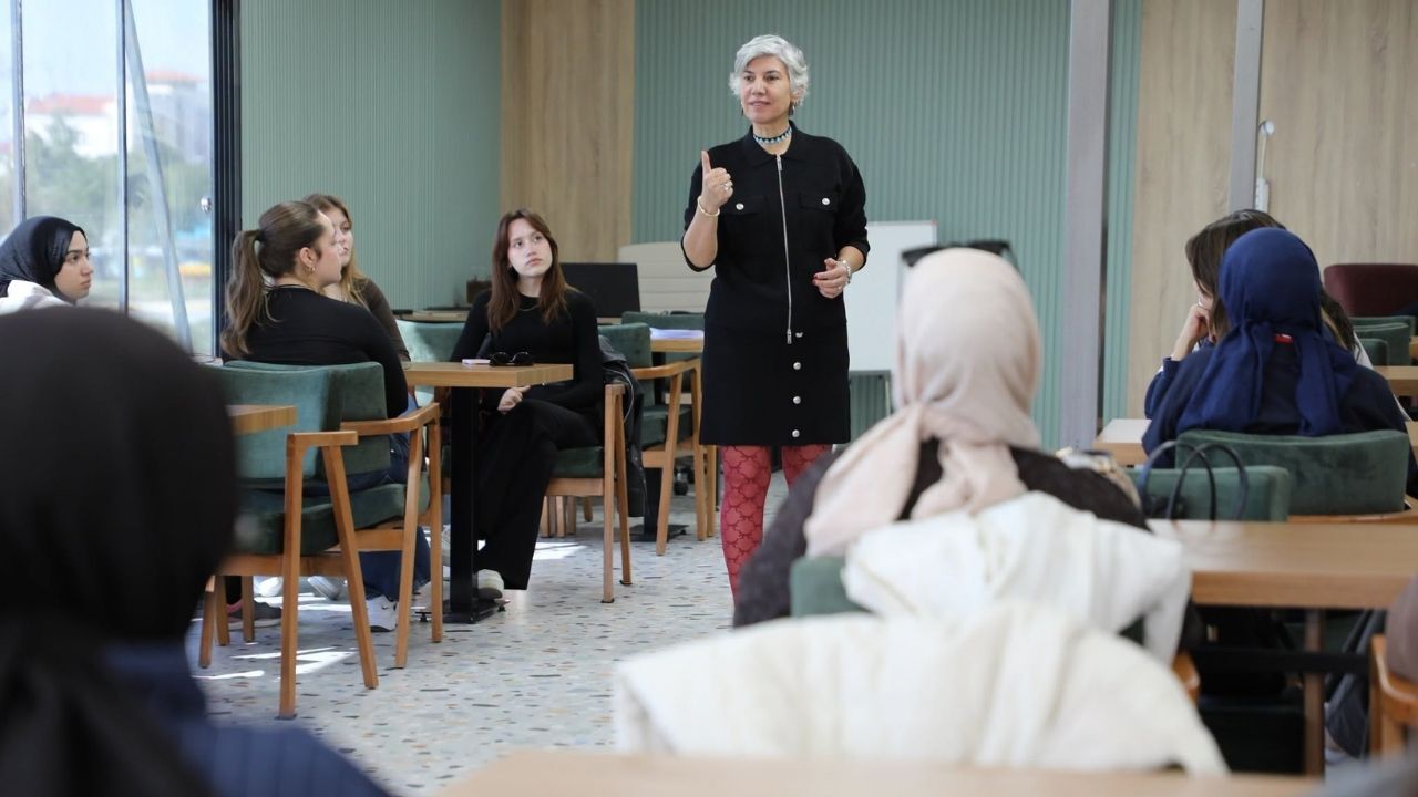 Yozgat Bozok Üniversitesi’nde Genç Kadınların Dijital Dünyadaki Gücü Ele Alındı! (1)