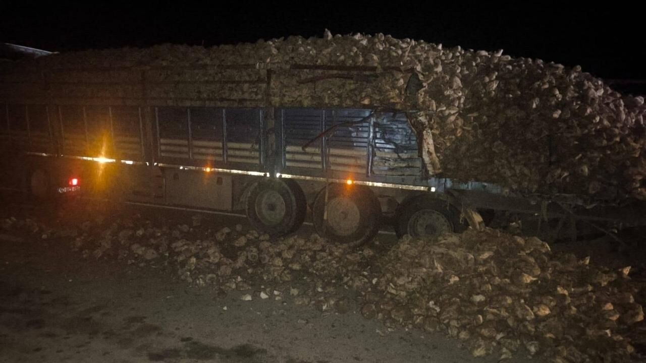 Yozgat Çorum Yolunda Kaza Şeker Pancarları Yola Saçıldı (1)