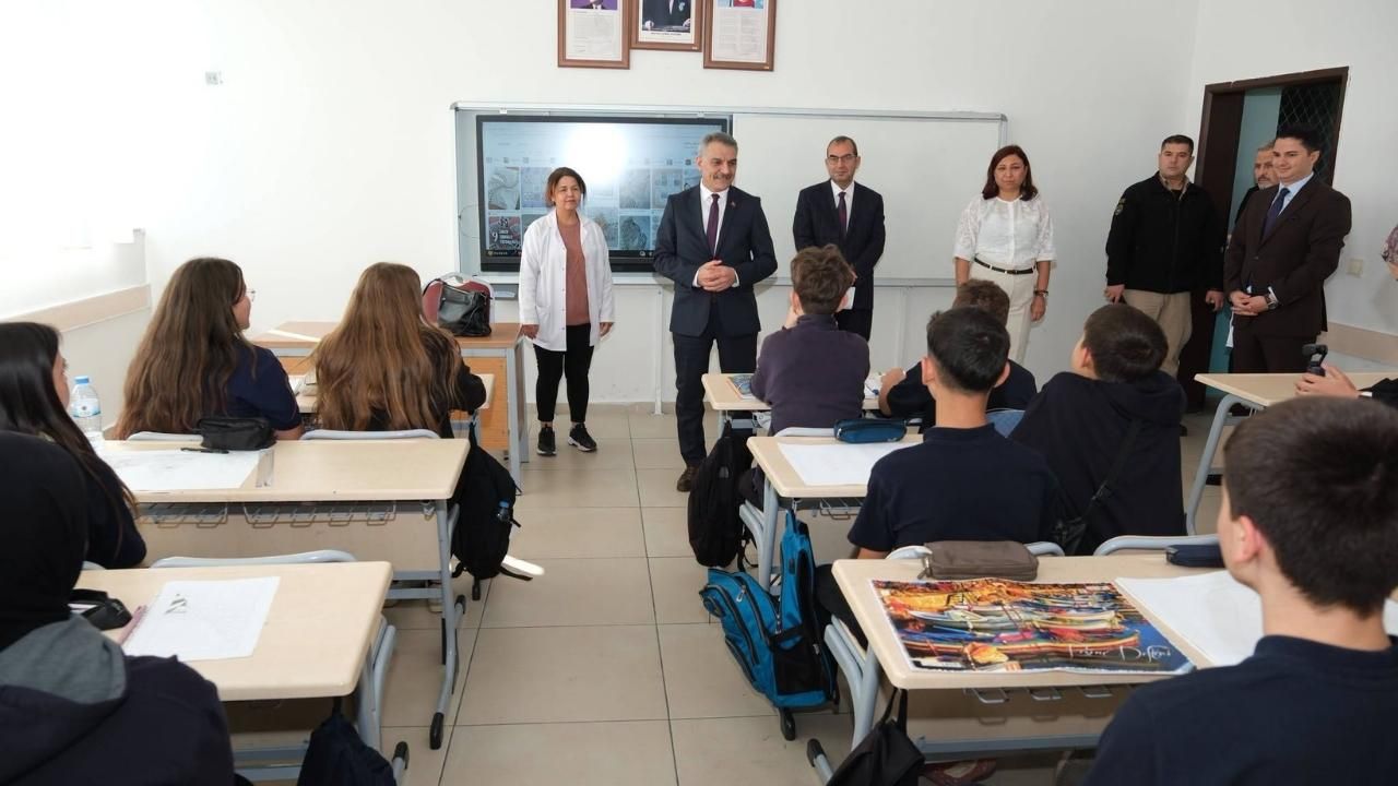 Yozgat Valisi Mehmet Ali Özkan’dan Liselilere Sürpriz Ziyaret!