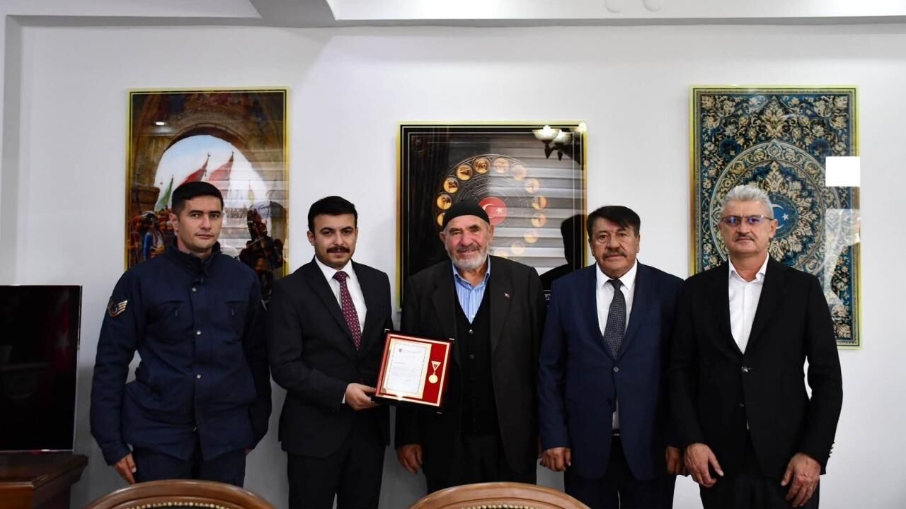 Yozgat'ın Asil Dedesi Mehmetçik İçin Dükkanını Bağışladı