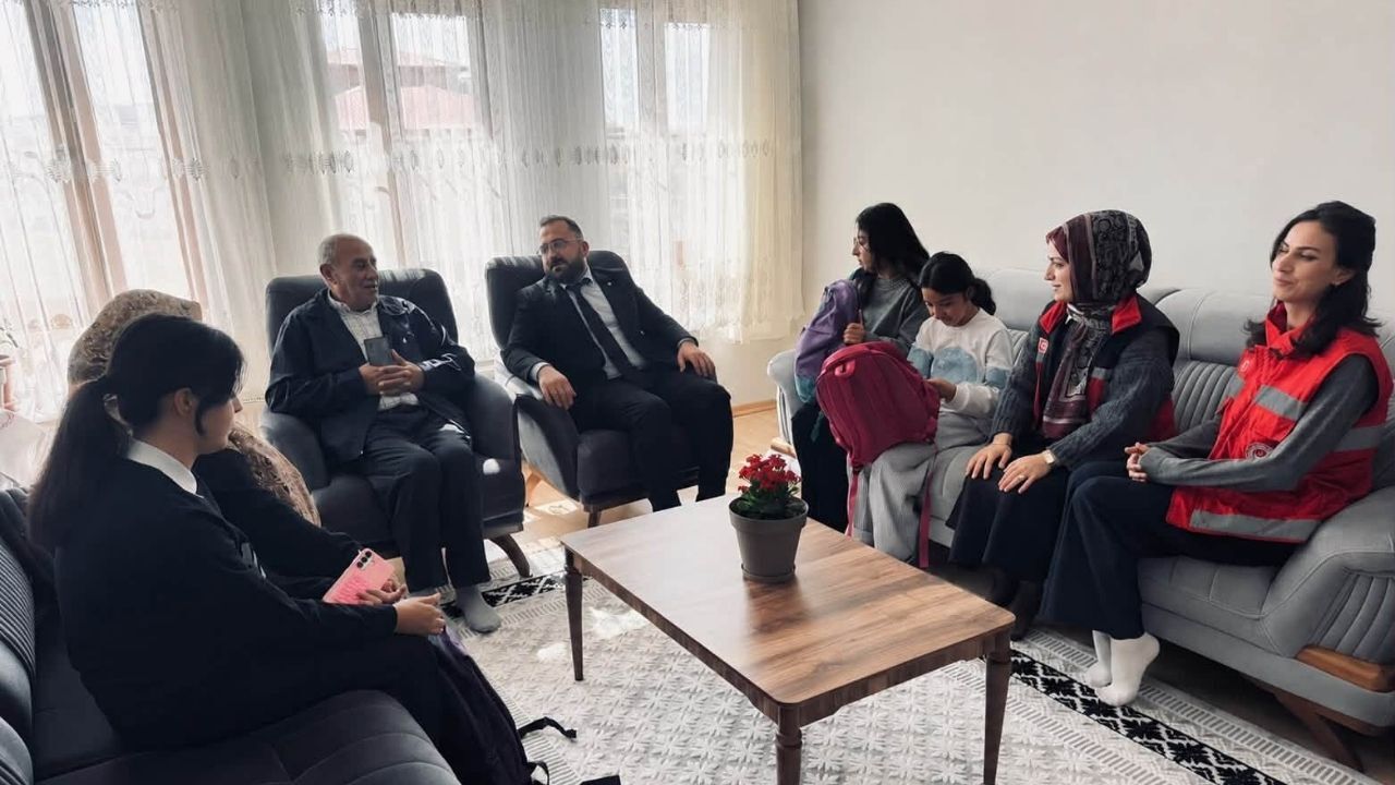 Yozgat'ta Dünya Kız Çocukları Günü’nde Anlamlı Ziyaret Yüzler Hediyelerle Güldü (2)