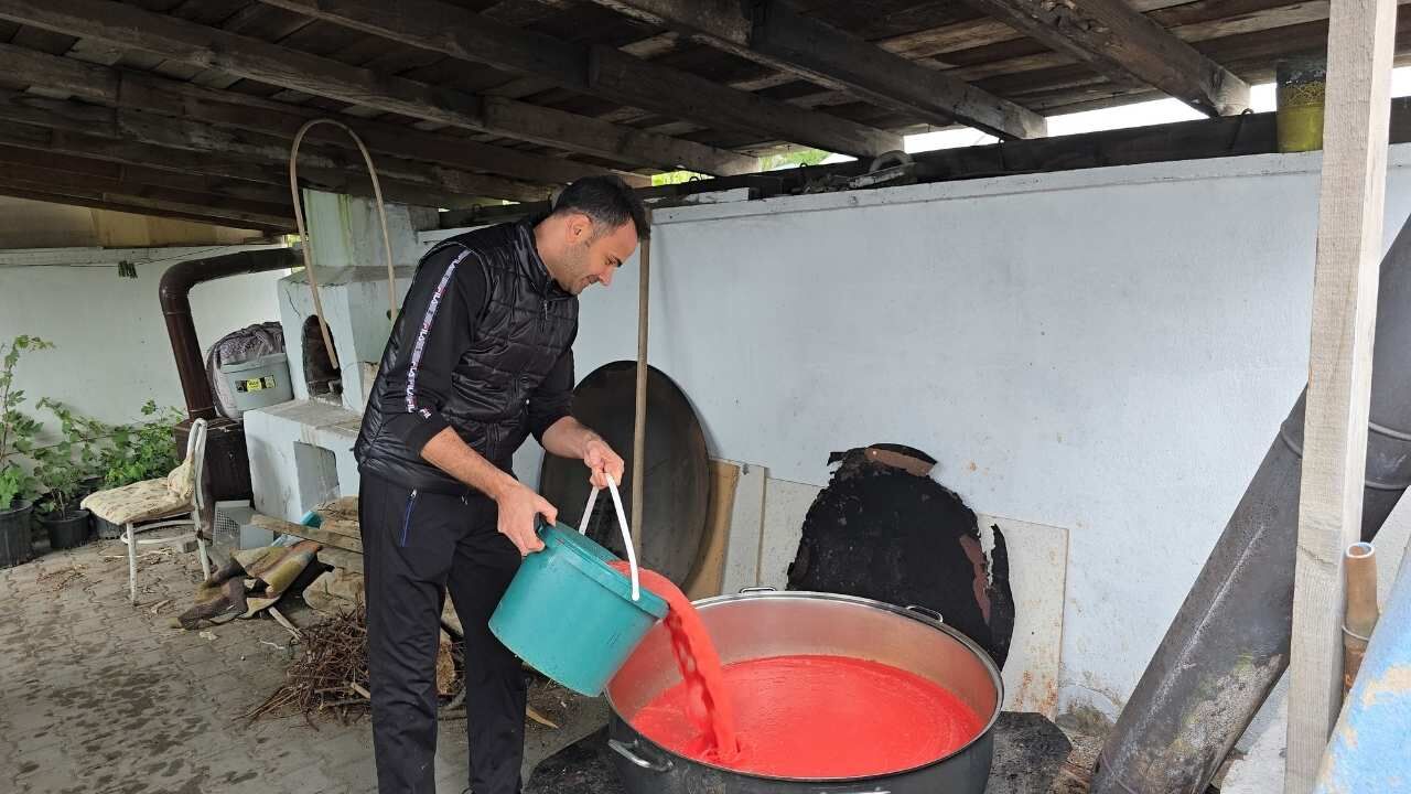 Yozgat'ta Eşlerini Düşünen Kocalar Salça Kaynattı (1)