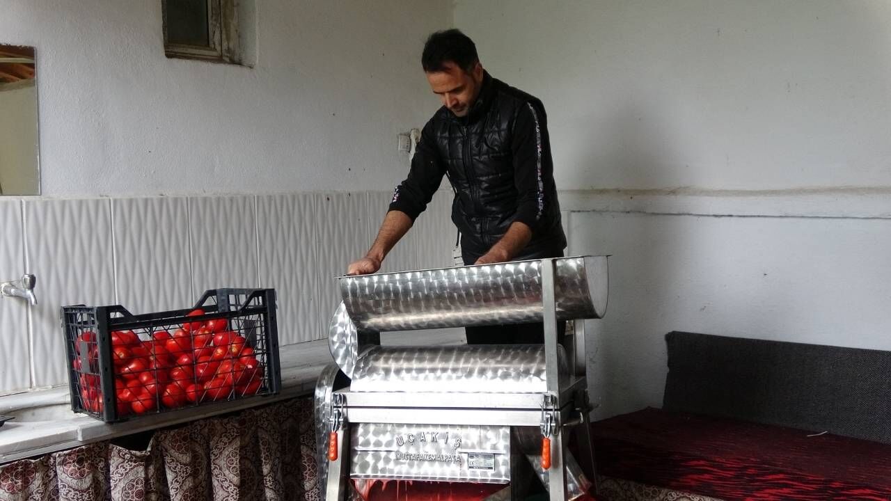 Yozgat'ta Eşlerini Düşünen Kocalar Salça Kaynattı (3)
