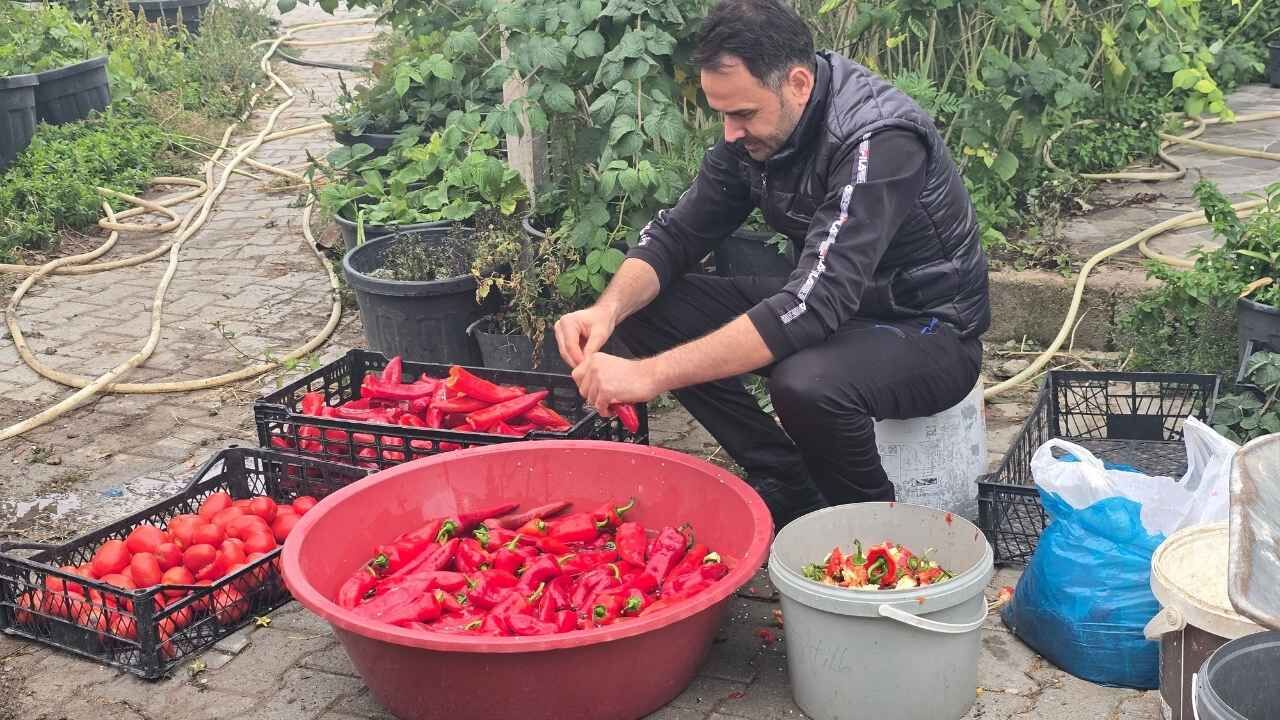 Yozgat'ta Eşlerini Düşünen Kocalar Salça Kaynattı