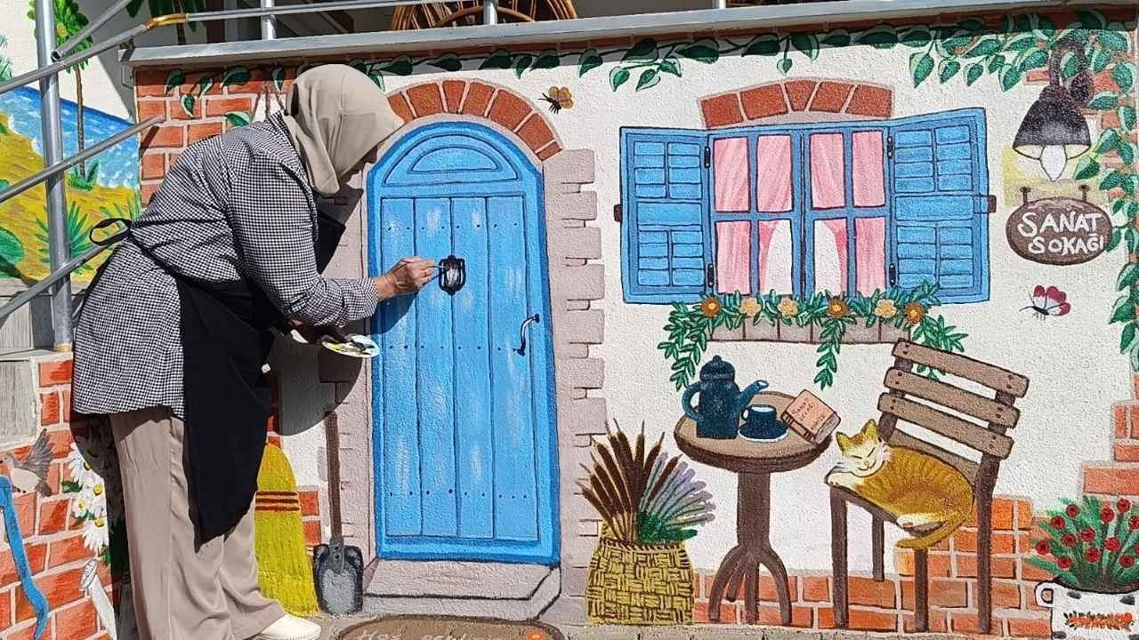 Yozgat’ta Kendi Kendini Yetiştirdi, Evinin Duvarlarını Sanatla Buluşturdu (2)