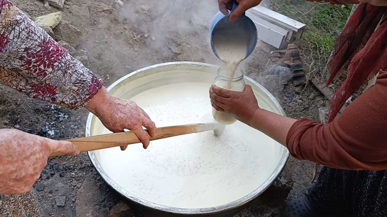 Yozgat’ta Şişe Tarhanası Geleneği! Kurutma Derdi Olmadan Yıllarca Saklanıyorneşet Ertaş’a Vefa Çağrısı (3)