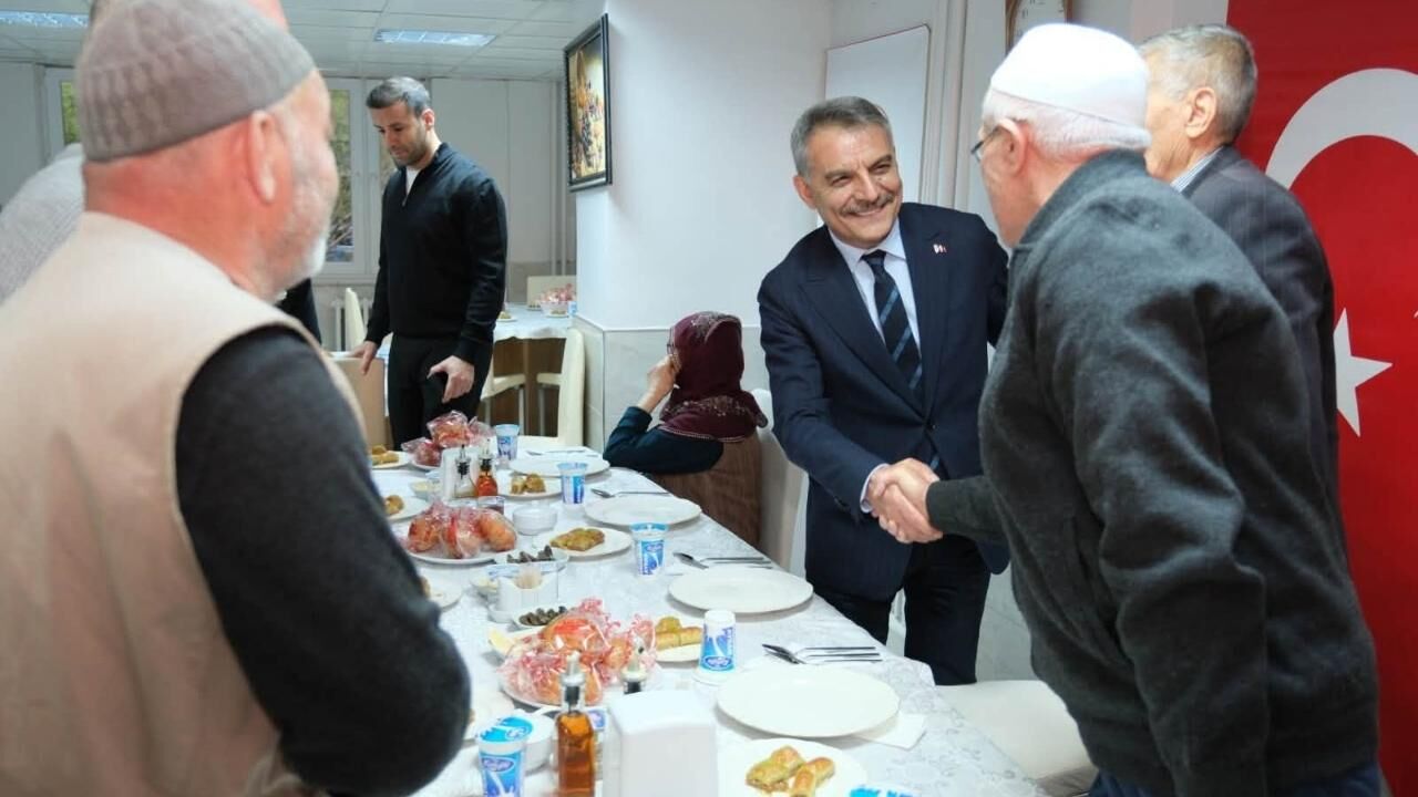 Yozgat’ta Ulu Çınarlar Unutulmadı Vali Özkan Aynı Sofrayı Paylaştı (3)