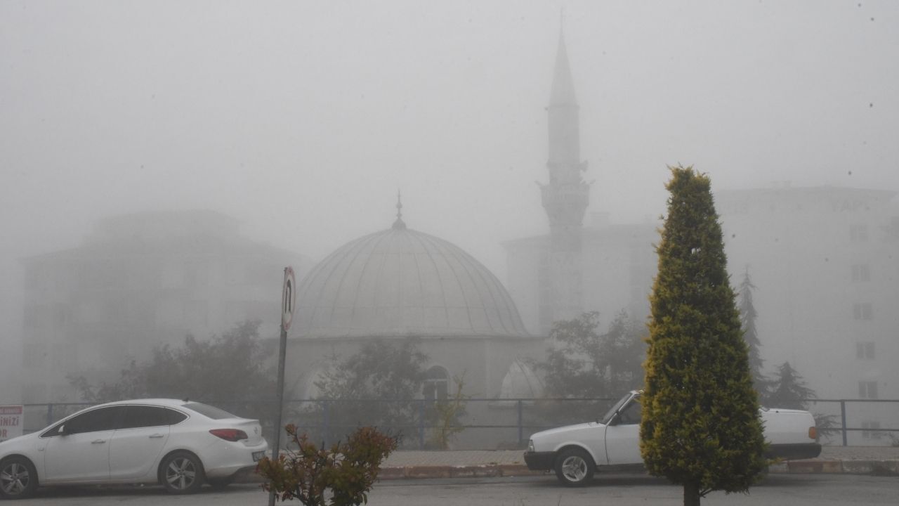 Yozgat'ta Yoğun Sis Görüş Mesafesini Etkiledi (2)