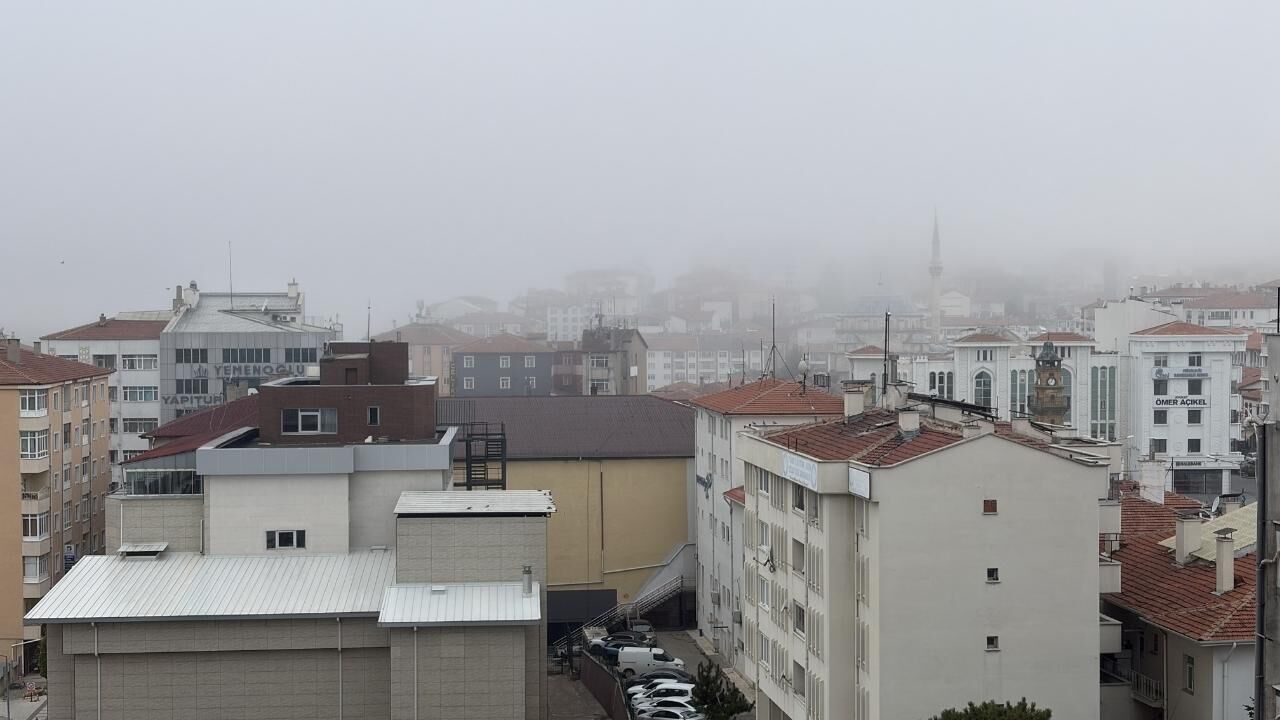 Yozgat'ta Yoğun Sis Görüş Mesafesini Etkiledi