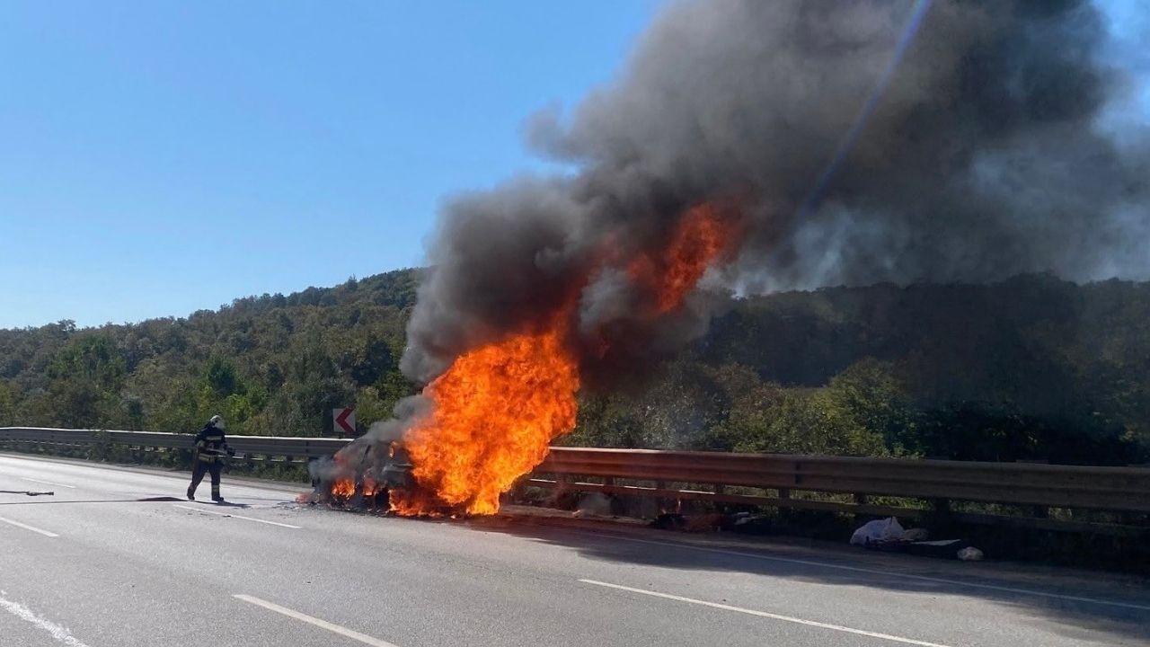 Yozgat’tan Yola Çıkan Otomobil Alev Topuna Döndü (1)