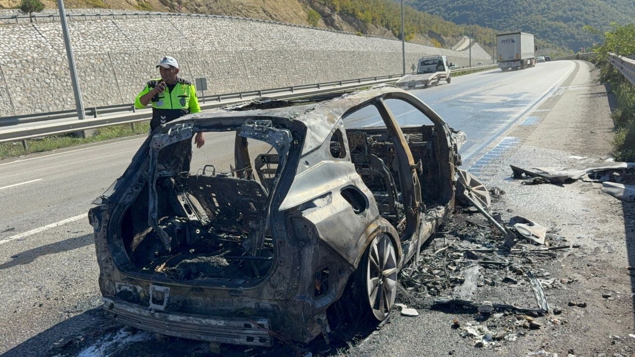 Yozgat’tan Yola Çıkan Otomobil Alev Topuna Döndü (3)